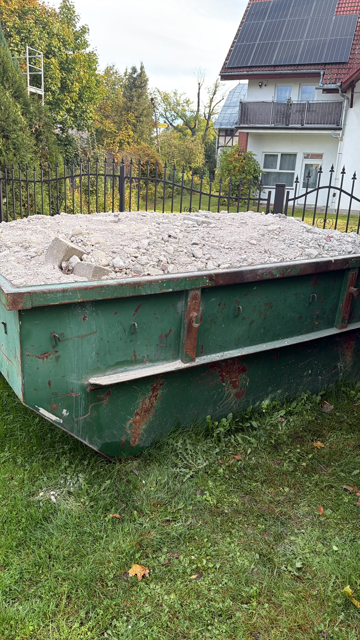Kontener z materiałem na posesji