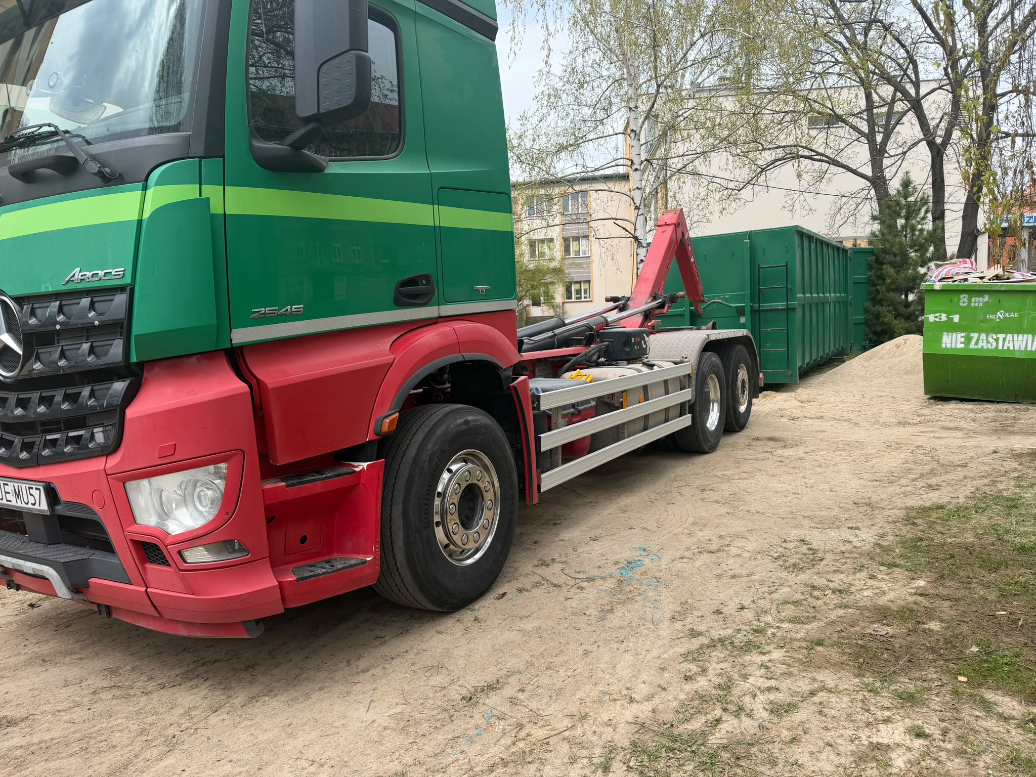 Mercedes z kontenerem na posesji
