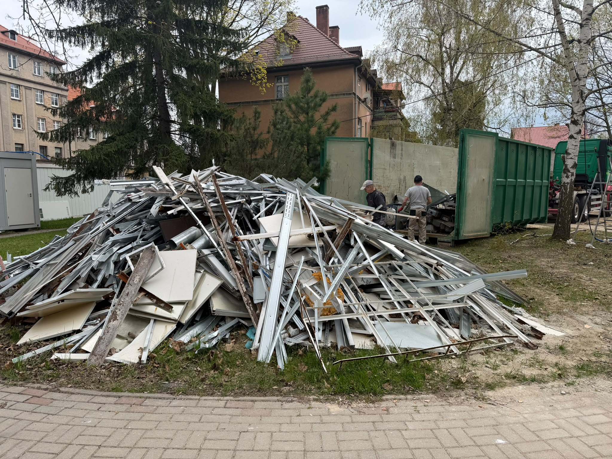 Porządkowanie posesji i wywóz odpadów